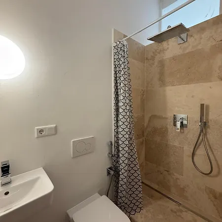 200m2 12 Personen O1 *