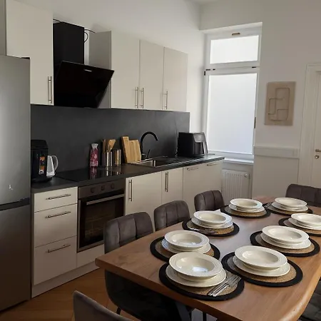 200m2 12 Personen O1 *